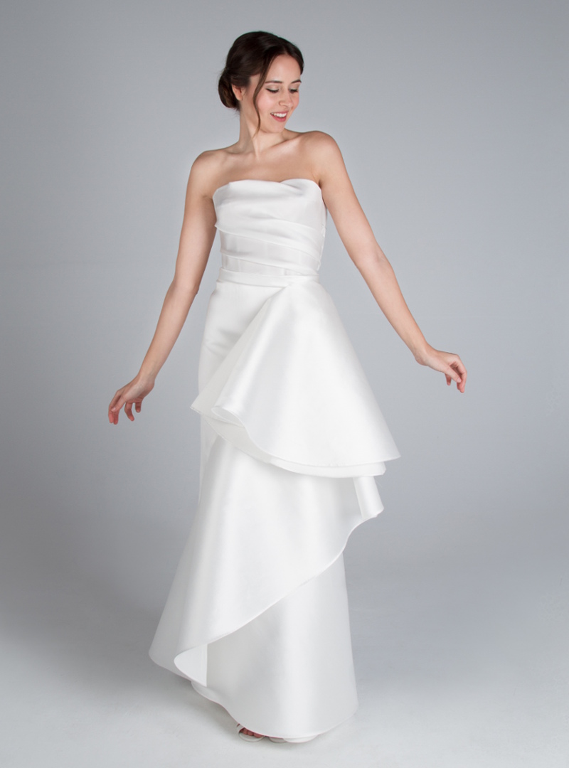Leonor is a column line design by CRISTINA SAURA. It consists of a draped on the body and skirt bias with fantasy.