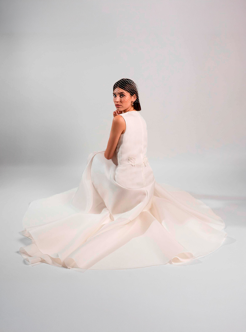 Vestido de novia de Alta Costura diseño Saí_b de inspiración corset, con escote a caja y elaborado en gazar de seda natural con aplicaciones de encaje.